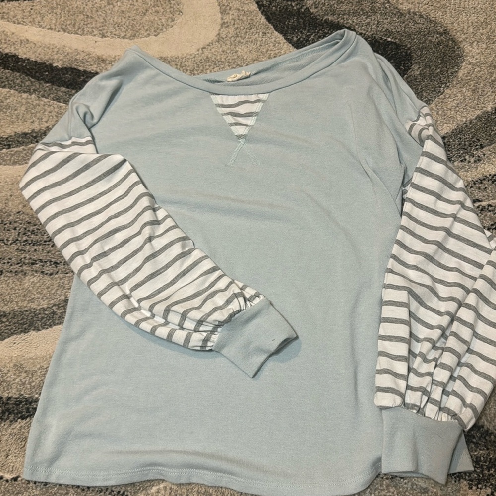 Women’s sweater with striped sleeves